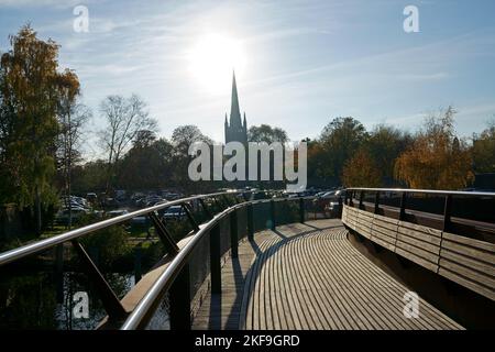 Suche entlang Peters-Brücke über den Fluss Wensum mit dem Turm der Norwich Kathedrale jenseits Stockfoto