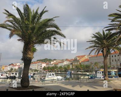 Mali Losinj, die größte Stadt auf der Insel Losinj, ist ein beliebtes Reiseziel, wenn kleine Schiffe in der Adria fahren. Stockfoto