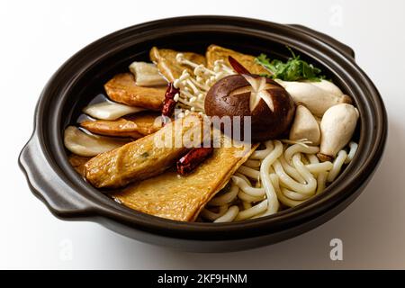 Fischkuchen-Hotpot auf weißem Hintergrund Stockfoto