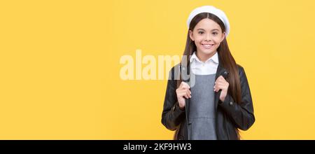 Riecht nach jugendlich Geist. Teenager Mädchen gelben Hintergrund. Glücklicher Teenager. Schüler im Teenageralter. Kindergesicht, horizontales Poster, Teenager-Mädchen isoliert Stockfoto