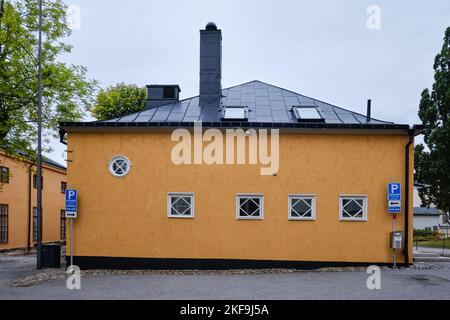 Stockholm, Schweden - September 2022: Alte gelbe traditionelle Gebäude von Skeppsholmen Stockfoto