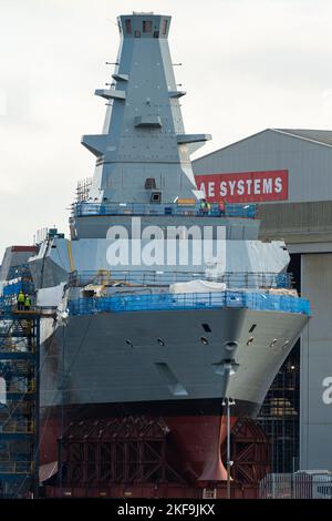Blick auf das unter U-Boot-Schiff HMS Glasgow Type 26, das in der BAE Systems Werft in Govan am Fluss Clyde in Glasgow, Schottland, Großbritannien, gebaut wird Stockfoto