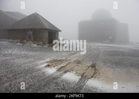Schierke, Deutschland. 17.. November 2022. Teilweise leicht schneebedeckt ist der Brocken vor dem Woleknhäuschen und das Brocken Museum. Die ersten Schneeflocken fielen heute Morgen auf den Brocken. Auch Temperaturen um den Gefrierpunkt und Niederschläge werden am Wochenende für Schneeschauer sorgen. Quelle: Matthias Bein/dpa/Alamy Live News Stockfoto