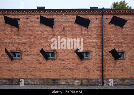 Stockholm, Schweden - September 2022: Alte Backsteinfassade in Skeppsholmen Stockfoto