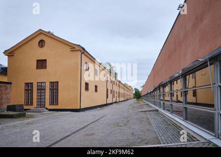 Stockholm, Schweden - September 2022: Alte gelbe traditionelle Gebäude von Skeppsholmen Stockfoto