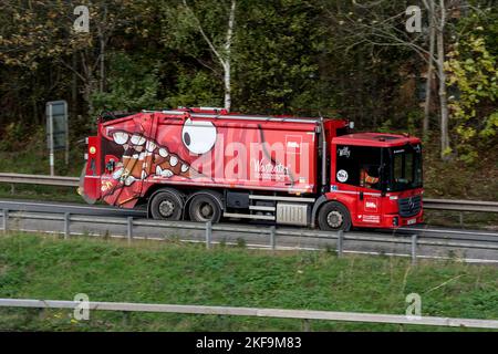 LKWs von Biffa, die an der Anschlussstelle 15, Warwickshire, Großbritannien, auf die Autobahn M40 fahren Stockfoto