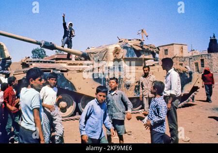 5. Mai 2011, Ar-Ramtha, Irbid, Jordanien: AR-Ramtha, Jordanien. Während des „Schwarzen Septembers“ umzingeln Palästinenser einen Panzer in der Stadt Ar-Ramtha im Nordwesten Jordaniens. Der Schwarze September ist ein Konflikt, der im September 1970 im Haschemitischen Königreich Jordanien zwischen den jordanischen Streitkräften und der Palästinensischen Befreiungsorganisation ausbrach, wobei die Zusammenstöße bis Mitte Juli 1971 andauernden (Foto: © Jack Burlot/IMAGESLIVE via ZUMA Press Wire) Stockfoto