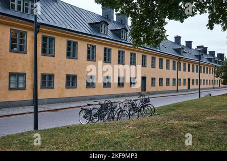 Stockholm, Schweden - September 2022: Alte gelbe traditionelle Gebäude von Skeppsholmen Stockfoto