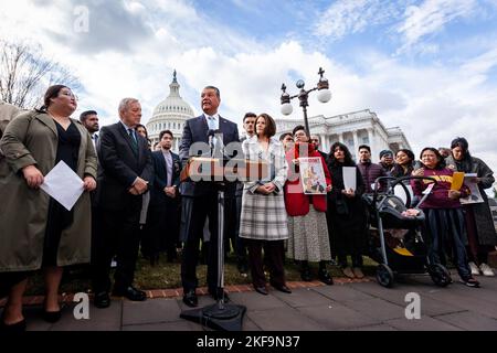 Washington, Usa. 16.. November 2022. Senator Alex Padilla (D-CA) spricht auf einer Pressekonferenz über Rechtsvorschriften, die das Deferred Action for Childhood Arrivals Act dauerhaft machen sollen. Die Pressekonferenz kommt nach einer kürzlich erwaegten Entscheidung des US-Bundesberufungsgerichts, in der das Programm für illegal erklärt wurde. DACA ermöglicht es Personen ohne Papiere, die als Kinder in das Land gebracht werden, in den USA zu studieren und zu arbeiten. (Foto von Allison Bailey/SOPA Images/Sipa USA) Quelle: SIPA USA/Alamy Live News Stockfoto