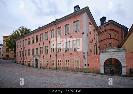 Stockholm, Schweden - 2022. September: Altes, pinkfarbenes klassisches Gebäude auf dem Birger Jarls Torg wurde Riddarholmstorget Square in Riddarholmen genannt Stockfoto