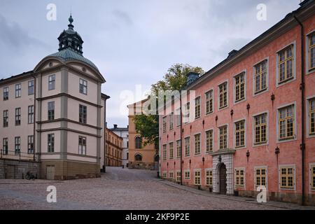 Stockholm, Schweden - 2022. September: Altes, pinkfarbenes klassisches Gebäude auf dem Birger Jarls Torg wurde Riddarholmstorget Square in Riddarholmen genannt Stockfoto