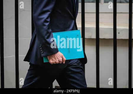 London, Großbritannien. 17.. November 2022. Jeremy Hunt, MP, Kanzler der Schatzmeister verlässt Downing Street, um seine Herbsterklärung (auch bekannt als Herbstbudget) abzugeben.Quelle: Imageplotter/Alamy Live News Stockfoto