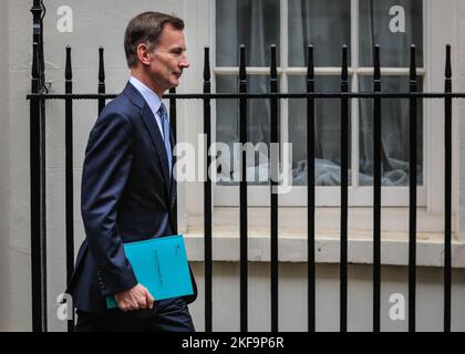 London, Großbritannien. 17.. November 2022. Jeremy Hunt, MP, Kanzler der Schatzmeister verlässt Downing Street, um seine Herbsterklärung (auch bekannt als Herbstbudget) abzugeben.Quelle: Imageplotter/Alamy Live News Stockfoto