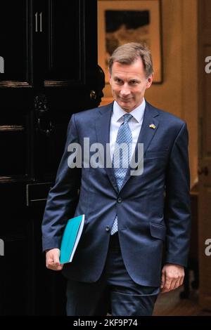 London, Großbritannien. 17.. November 2022. Jeremy Hunt, MP, Kanzler der Schatzmeister verlässt Downing Street, um seine Herbsterklärung (auch bekannt als Herbstbudget) abzugeben.Quelle: Imageplotter/Alamy Live News Stockfoto