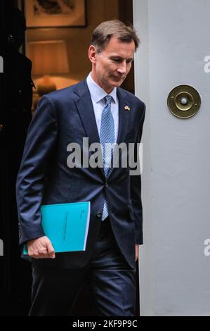 London, Großbritannien. 17.. November 2022. Jeremy Hunt, MP, Kanzler der Schatzmeister verlässt Downing Street, um seine Herbsterklärung (auch bekannt als Herbstbudget) abzugeben.Quelle: Imageplotter/Alamy Live News Stockfoto