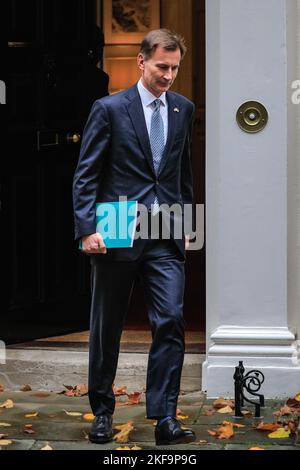 London, Großbritannien. 17.. November 2022. Jeremy Hunt, MP, Kanzler der Schatzmeister verlässt Downing Street, um seine Herbsterklärung (auch bekannt als Herbstbudget) abzugeben.Quelle: Imageplotter/Alamy Live News Stockfoto