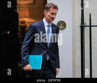 London, Großbritannien. 17.. November 2022. Jeremy Hunt, MP, Kanzler der Schatzmeister verlässt Downing Street, um seine Herbsterklärung (auch bekannt als Herbstbudget) abzugeben.Quelle: Imageplotter/Alamy Live News Stockfoto