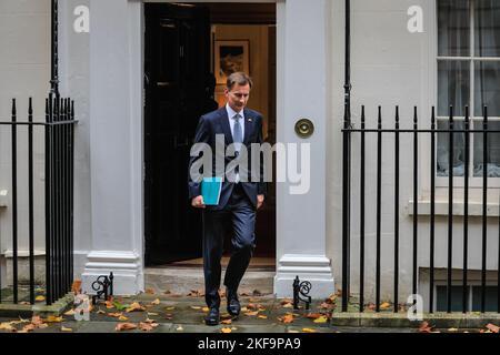 London, Großbritannien. 17.. November 2022. Jeremy Hunt, MP, Kanzler der Schatzmeister verlässt Downing Street, um seine Herbsterklärung (auch bekannt als Herbstbudget) abzugeben.Quelle: Imageplotter/Alamy Live News Stockfoto