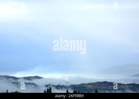 Paysage apres l'orage, ciel nuageux et gris, Arriere Pays de Grasse, Parc naturel des Prealpes d'Azur, Alpes Maritimes, 06, PACA Stockfoto