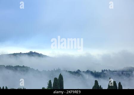 Paysage apres l'orage, ciel nuageux et gris, Arriere Pays de Grasse, Parc naturel des Prealpes d'Azur, Alpes Maritimes, 06, PACA Stockfoto