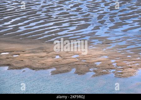 Ebbe am Crantock Beach in Newquay in Cornwall in Großbritannien. Stockfoto