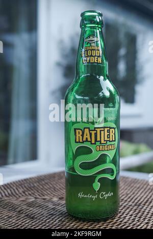 Eine teilweise leere Flasche Rattler Original Cornish Cloudy Cyder auf einem Tisch. Stockfoto