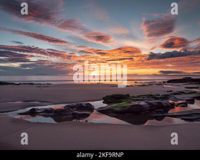 Sonnenaufgang am EMBO Beach, Sutherland, Schottland Stockfoto