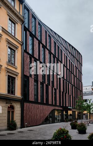 Stockholm, Schweden - 2022. September: Verwinkende rote Backsteinfassade des nybrogatan 17-Gebäudes, entworfen von 3XN Stockfoto