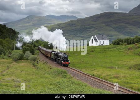 Die Jakobiten-Dampfeisenbahn auf dem Weg nach Mallaig, die an der ehemaligen Kirche in der Nähe von Polnish vorbeifährt. Der Dampfzug wurde in den Harry Potter Filmen und den verwendet Stockfoto