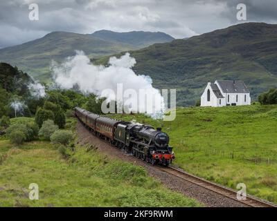 Die Jakobiten-Dampfeisenbahn auf dem Weg nach Mallaig, die an der ehemaligen Kirche in der Nähe von Polnish vorbeifährt. Der Dampfzug wurde in den Harry Potter Filmen und den verwendet Stockfoto