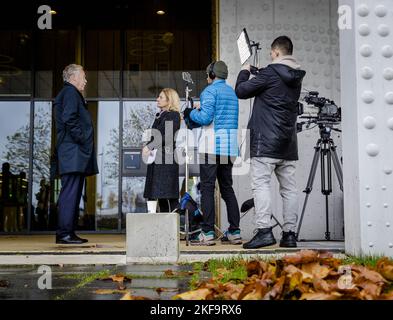 BADHOEVEDORP - Verwandter und Vorsitzender der MH17 Flight Disaster Foundation Piet Ploeg spricht vor dem Urteil in dem umfangreichen Strafverfahren über den Abschuss von Flug MH17 vor der internationalen Presse im Justizkomplex Schiphol. Vier Männer werden wegen der Beteiligung an der Katastrophe, bei der alle Insassen getötet wurden, angeklagt. ANP SEM VAN DER WAL niederlande Out - belgien Out Stockfoto