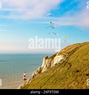 Gleitschirmfliegen über dem Beachy Head Lighthouse in der Nähe von Eastbourne, East Sussex Stockfoto