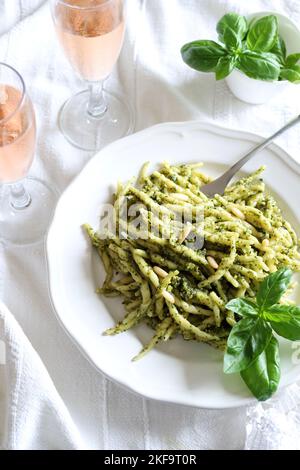 Italienisches Essen. Traditionelle Trofie-Pasta mit Basilikum und Pinienkernen-Pesto. Ligurische Küche. Stockfoto