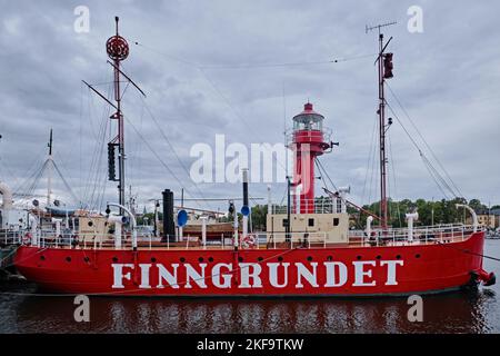 Stockholm, Schweden - 2022. September: Blick auf das alte rote Feuerschiff Finngrundet, das im Hafen festgemacht ist Stockfoto