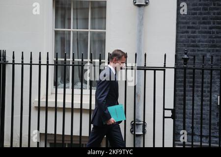 Downing Street, London, Großbritannien. 17.. November 2022. Jeremy Hunt, Schatzkanzler, vor der Downing Street 11, verlässt die Downing Street, um die Rede zu halten und wird dem Parlament seine Herbsthaushalterklärung zur Finanzpolitik vorstellen. Quelle: Uwe Deffner/Alamy Live News Stockfoto