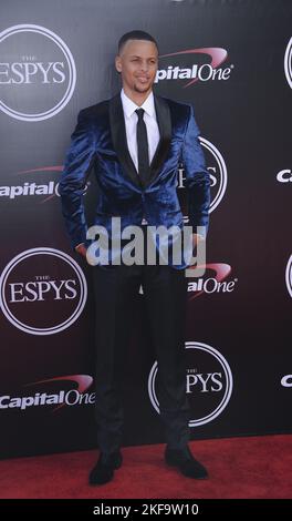 LOS ANGELES, CA - 13. JULI: Stephen Curry kommt am 13. Juli 2016 im Microsoft Theater am 2016 ESPYS an. Personen: Stephen Curry Kredit: Storms Media Group/Alamy Live News Stockfoto