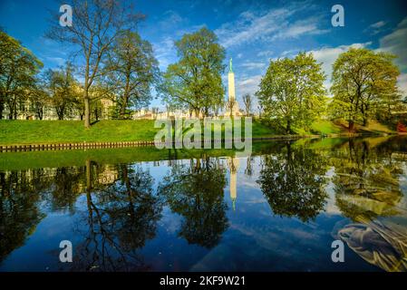 Lettland, Riga. Park in der Nähe des Freiheitsdenkmals in Riga mit Blick auf das Denkmal. Sonnenaufgang in Jacob's Barracks, den alten typischen Häusern in Riga, Lettland Stockfoto