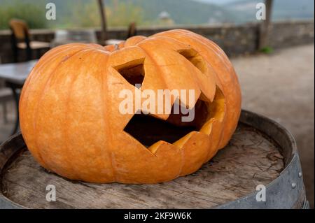 Halloween-Kürbis auf hölzernen Hintergrund Stockfoto