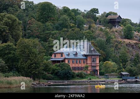 Stockholm, Schweden - 2022. September: Altes skandinavisches Herrenhaus am Ufer der Insel Djurgarden Stockfoto