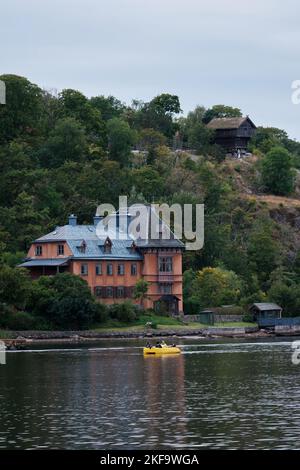 Stockholm, Schweden - 2022. September: Altes skandinavisches Herrenhaus am Ufer der Insel Djurgarden Stockfoto