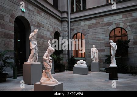 Stockholm, Schweden - 2022. September: Innenausstellungsgalerie und Hallenansicht und griechische Marmorskulpturen des Schwedischen Nationalmuseums Stockfoto