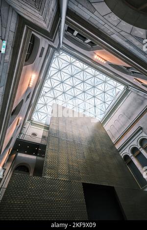 Stockholm, Schweden - September 2022: Innenansicht des Atriums und Fragment einer Glasdecke mit Aufzugsturm im Gebäude des Nationalmuseums Stockfoto