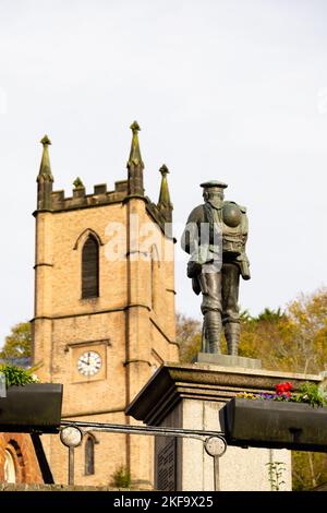 Ironbridge war Memorial mit St. Luke's Episcopal Pfarrkirche dahinter. Ironbridge, Telford, Shropshire, England Stockfoto