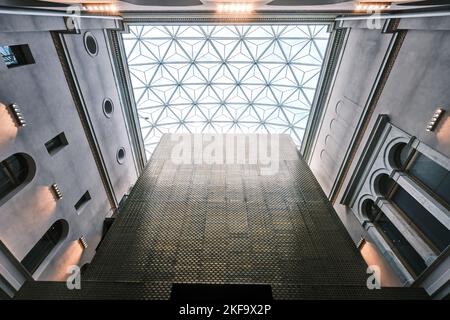 Stockholm, Schweden - September 2022: Innenansicht des Atriums und Fragment einer Glasdecke mit Aufzugsturm im Gebäude des Nationalmuseums Stockfoto