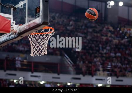 Basketball, der während eines Euroleague-Spiels in einem Basketballfeld ins Netz geht Stockfoto