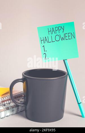 Handschriftenschild Happy Halloween. Wort geschrieben an einem Tag mit beängstigenden Aspekt, Haunted House, und eine Süßigkeiten Stockfoto