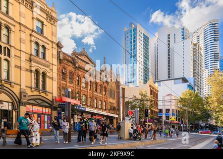 Sydney, Australien - 16. April 2022: Stadtbahnhaltestelle Chinatown, an dem die Menschen an einem hellen Tag in Sydney City auf die Straßenbahn warten Stockfoto