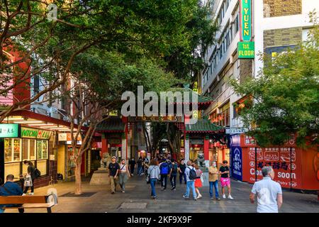 Sydney, Australien - 16. April 2022: Chinatown Haupteingang mit Menschen, die während der Abendzeit in Sydney City vorbei laufen Stockfoto