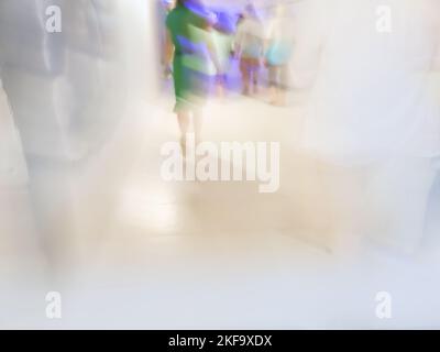 Verschwommene Silhouetten von Personen, die am Sommertag nicht erkennbar sind. Stockfoto