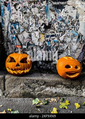 Halloween Jack-o'-Laterne geschnitzte Kürbisse mit ghoulischen Gesichtern. Stockfoto